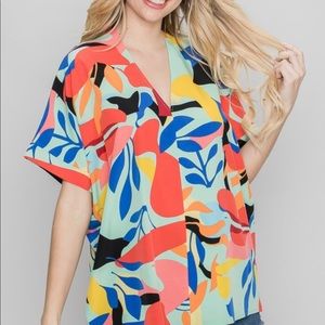 Print short sleeve v-neck top. NWOT.